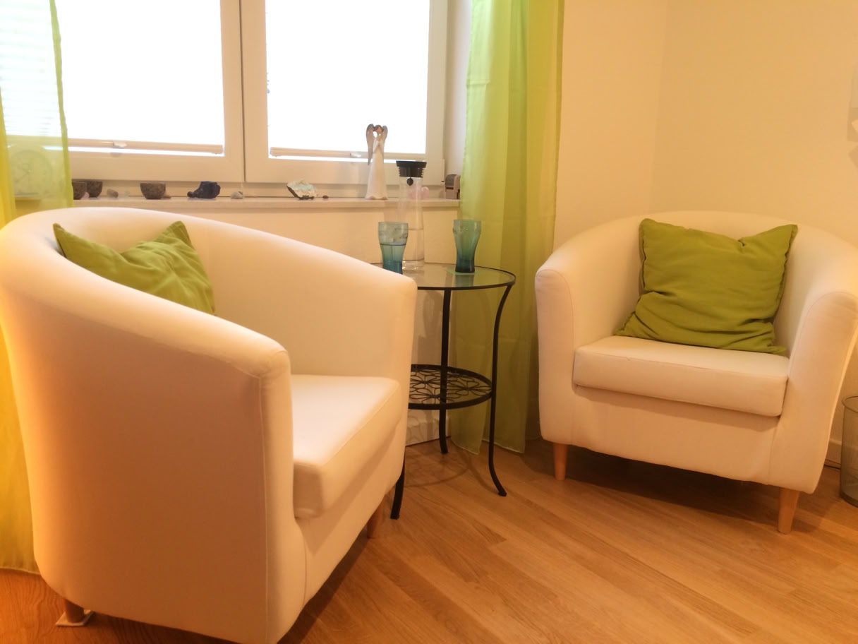 Zwei Sessel in Therapiepraxis Ann Kathrin Wolf-Benecke